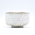 Handgefertigte Matcha-Bowl aus hochwertiger Keramik für die traditionelle Zubereitung von Matcha-Tee. Elegantes Design mit breiter Öffnung, ideal für das Aufschlagen von Matcha mit dem Bambusbesen (Chasen). Perfekt für authentische Teezeremonien und den täglichen Genuss. Langlebig, ästhetisch und vielseitig einsetzbar – die ideale Matcha-Schale für echte Matcha-Liebhaber