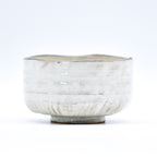 Handgefertigte Matcha-Bowl aus hochwertiger Keramik für die traditionelle Zubereitung von Matcha-Tee. Elegantes Design mit breiter Öffnung, ideal für das Aufschlagen von Matcha mit dem Bambusbesen (Chasen). Perfekt für authentische Teezeremonien und den täglichen Genuss. Langlebig, ästhetisch und vielseitig einsetzbar – die ideale Matcha-Schale für echte Matcha-Liebhaber